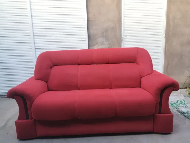 Sofá Moderno, Confortável e Muito Bem Conservado