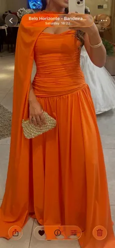 Vestido de festa laranja drapeado com capa