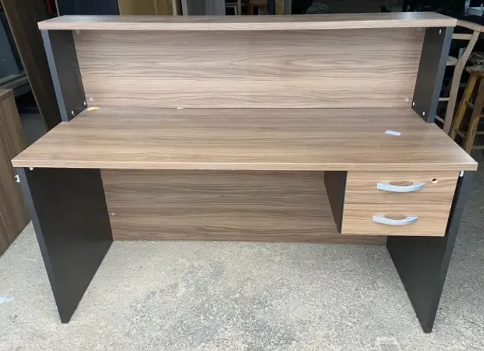 Escrivaninha de escritório, de mdf, com 2 gavetas, marrom e preta.