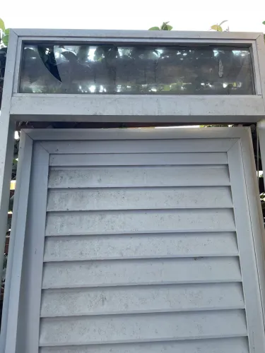 Porta de Alumínio com Batente e basculante - 0,69 x 2,22 m