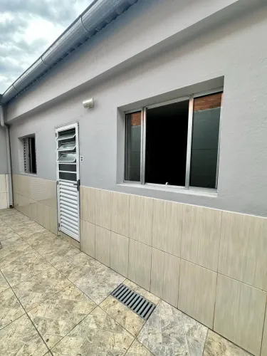 ALUGA-SE LINDA CASA 2 CÔMODOS RECÉM REFORMADA
