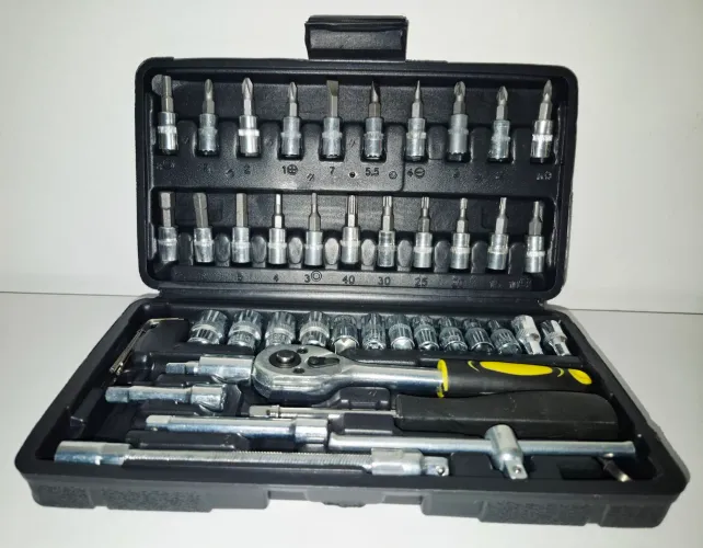 KIT DE FERRAMENTAS 46 PEÇAS - CATRACA + SOQUETES + BITS + MALETA