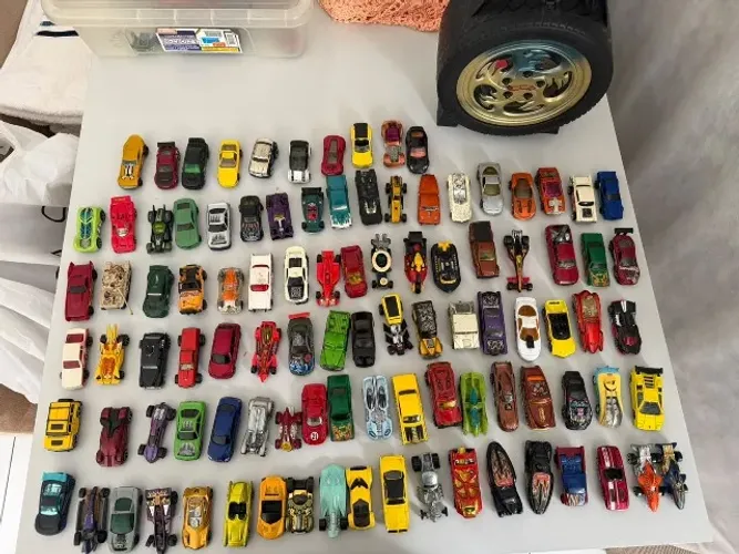 Lote Grande Coleção Hot Wheels e Miniaturas (100 Unidades + Maleta Pneu)