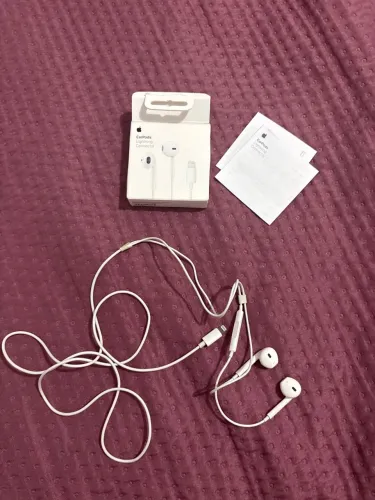 Fone de Ouvido Apple EarPods Intra-Auricular com Conector Lightning Branco - original