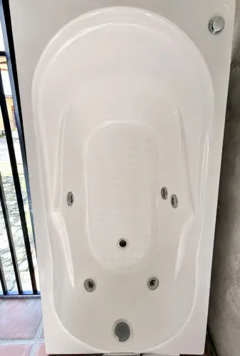 Banheira de hidromassagem com motor novo na caixa