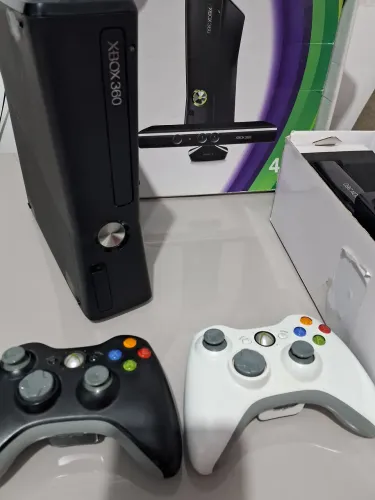 Xbox 360 acompanha 2 controles e mais de 50 jogos
