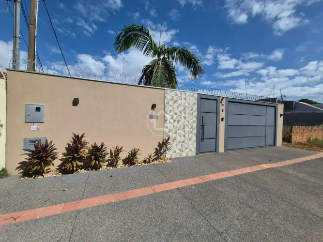 CASA COM PISCINA NO CARANDA