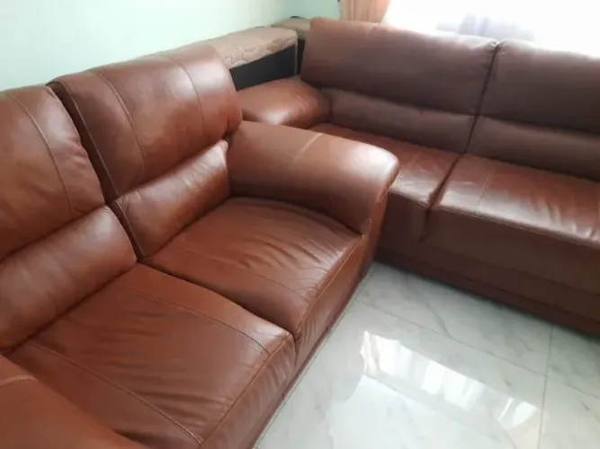 SOFÁ DE COURO EM EXCELENTE ESTADO!!! 1800 REAIS! VALOR NEGOCIÁVEL!