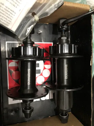 Cubos Shimano dianteiro e traseiro 36 furos