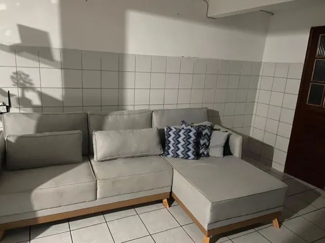 Sofá com chaise 