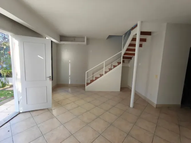 Sobrado para aluguel possui 80 metros quadrados com 4 quartos em Granja Viana - Cotia - SP