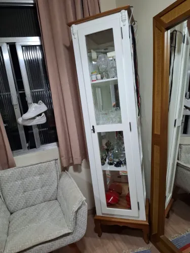 Cristaleira em madeira maciça laqueada super moderna