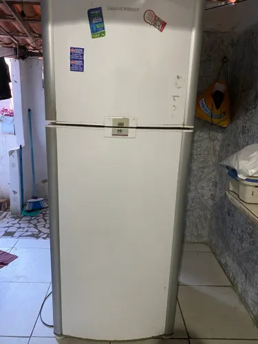 Vende se geladeira