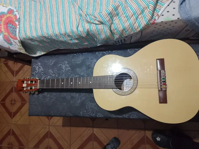 Vende-se violão conservado 