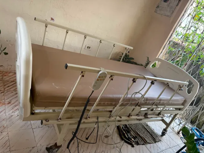 Cama Hospitalar Elétrica Regulável com Grades e Colchão - Funcionando preço negociável