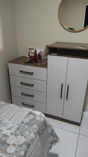 Cômoda com 2 portas e 4 gavetas