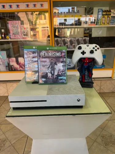 Xbox one S . Com 1 controle e 2 jogos em otimo estado.