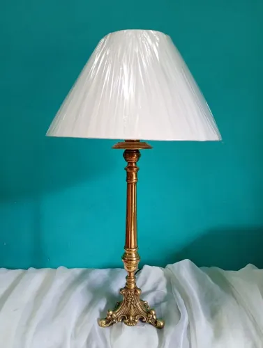 Abajur antigo / luminária de mesa em Latão Dourado Trabalhado com Cúpula