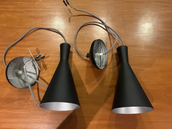 Duas luminárias tipo pendente cor preta