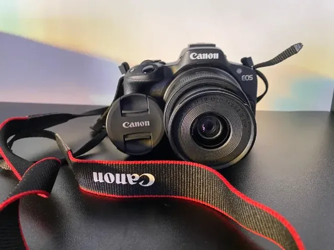 Câmera Canon EOS R50 + Lente 18-45mm - POUQUISSÍMO USADA