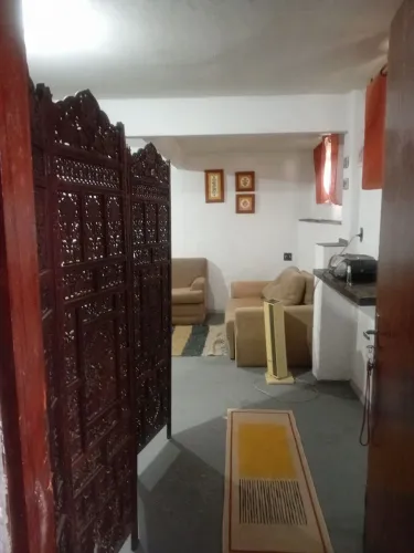 Kitinet mobiliada para rapaz. Vaga para moto