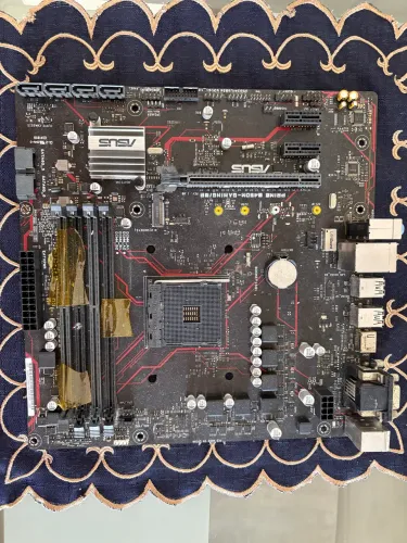 VENDO PLACA MÃE B450 GAMING COM DEFEITO EM 3 SLOTS DE MEMÓRIA RAM
