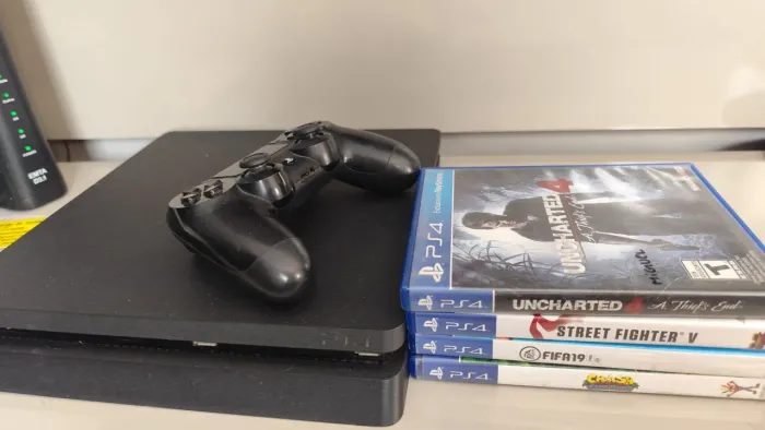 Playstation 4 slim 500Gb- C/4 jogos-Barato!