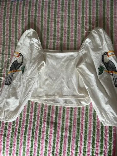 Cropped branco de tucano mangas lindo