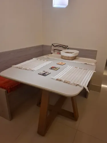 Mesa de jantar com vidro e pé de madeira maciça