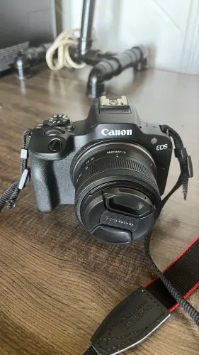 Câmera Canon R100