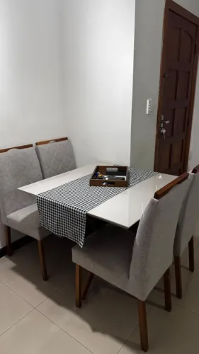 Mesa com quatro cadeiras, tampo de vidro