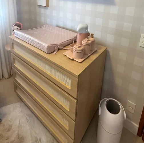  CÔMODA DE BEBÊ LILIBEE HAUS NATURE COM PALHA E 4 GAVETAS CARVALHO 110CM