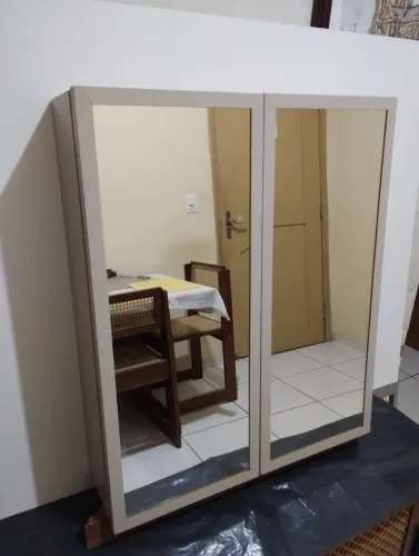 Vendo um armário de banheiro , em MDF naval com dobradiças amortecedorportas , 70x60 ,16 ,