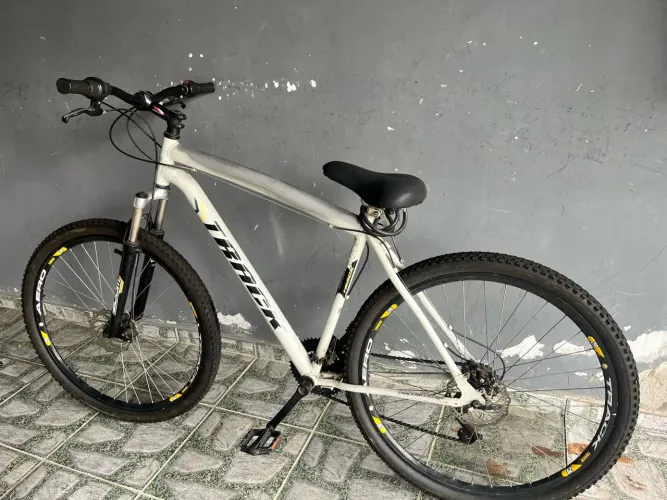 Bicicleta Track & Bikes Aro 29 com Travão a Disco