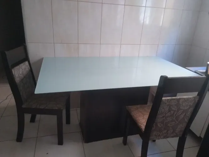 Mesa de vidro com 2 cadeiras 