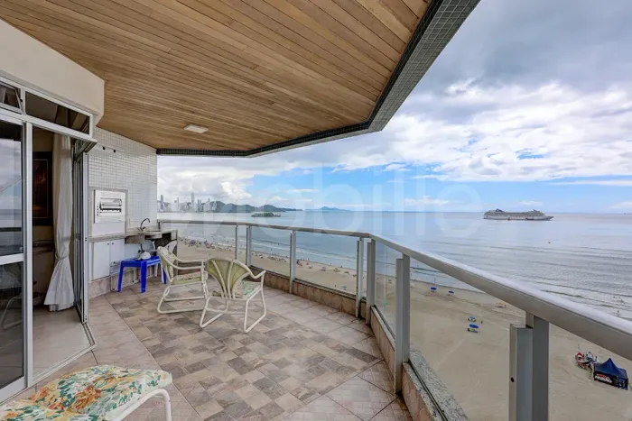 Apartamento frente mar Edificio Lago Maggiore em Balneário Camboriú com 155m² privativos.