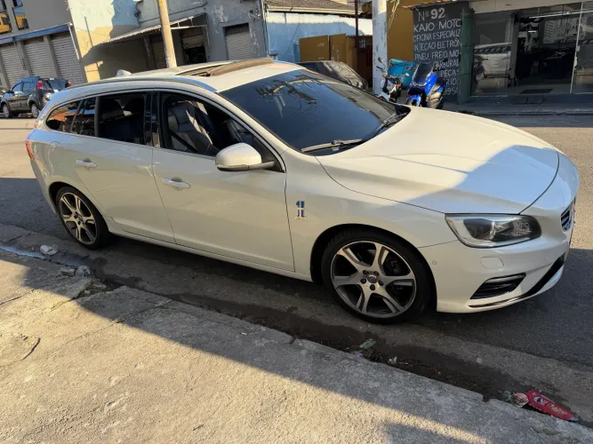 Volvo V60 T-6 R-design 2.0 FWD 4P 2016