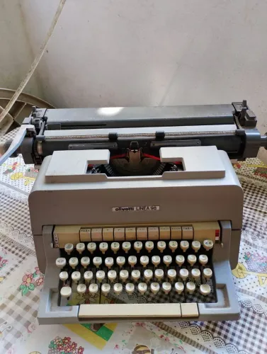 Máquina de escrever Olivetti Linea 98