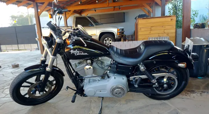 Harley Dyna Super Glide 2009 com apenas 9.500 km originais. Estado de zero. Raridade.