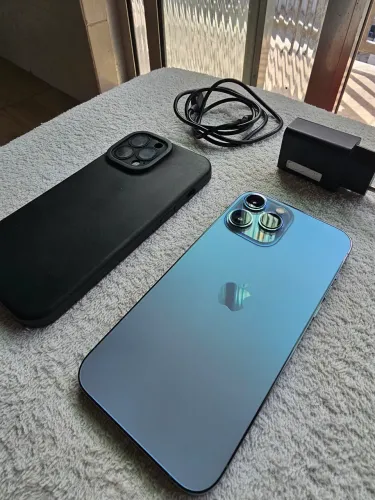 VENDO/TROCO IPHONE 13 PRÓ MAX IMPECÁVEL, TODO ORIGINAL, NUNCA ABERTO (case, cabo e fonte)
