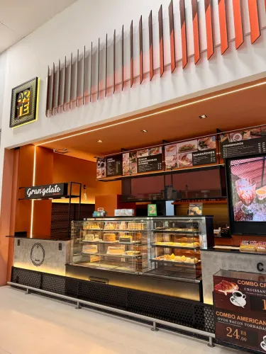 Cafeteria no centro de Itajaí em plena operação 