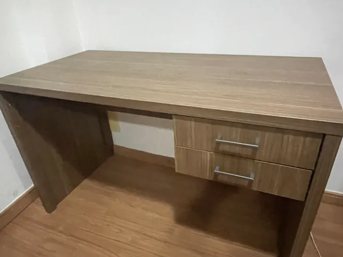 Mesa de Escritório com 2 Gavetas - Excelente Estado