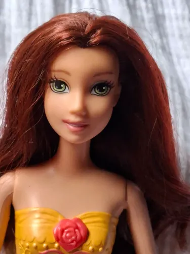 Boneca princesa Bela da disney mattel