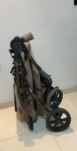 Carinho de bebê com bebê conforto 