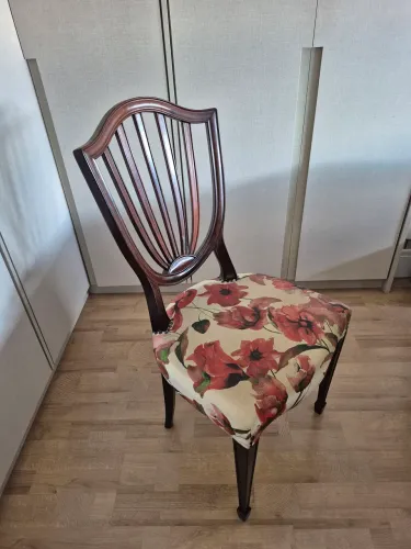 Cadeira antiga modelo Napoleão.