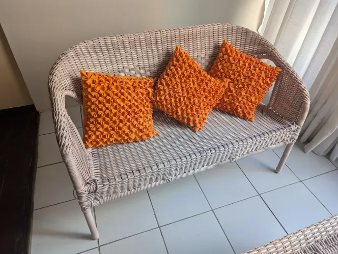 Conjunto de sofá, mesa e cadeiras para sala e varanda