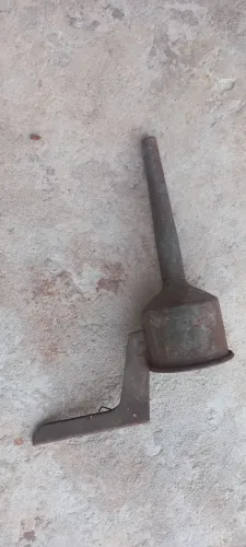 Funil antigo de abastecimento de combustível 