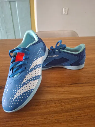 Vendo chuteira  Novinha ( nunca usada) Original da Adidas. Numeracao 32.l 