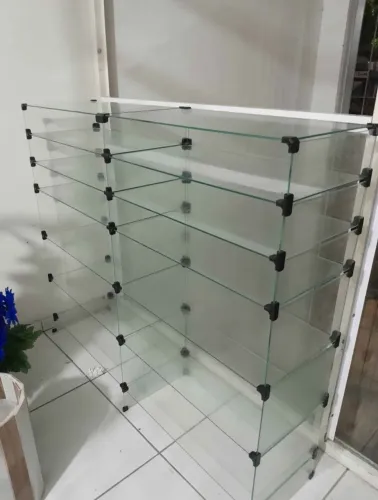 Balcão de vidro com divisórias
