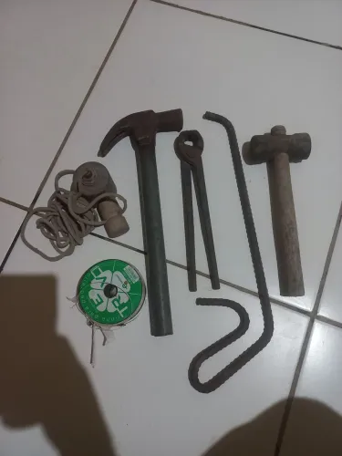 Vende-se um pneu,plumo,linha,torquesa,arco de serra,martelo e marreta de borracha 